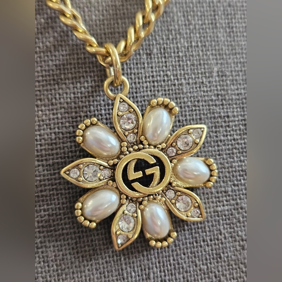 Gucci Gold Necklace with Floral Pendant - Picture 7 of 12